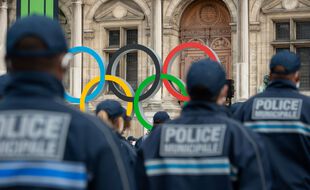 Des policiers et les anneaux olympiques, sur le parvis de l'hôtel de ville de Paris le 18 octobre 2021.