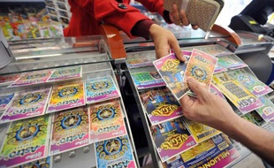 Quatre-vingts ans après la naissance de la Loterie Nationale au profit des blessés de la Grande Guerre, sa petite-fille la Française des Jeux (FDJ) est devenue une prospère entreprise d'Etat qui redistribue 96 % des mises aux joueurs, à l'Etat, à ses détaillants, au sport et aux Gueules Cassées.