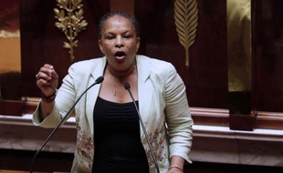 Christiane Taubira a ouvert mercredi à l'Assemblée la seconde lecture du projet sur le mariage gay en fredonnant le "temps des cerises" pour décrire des bonheurs futurs mais s'en est pris aux "factieux", aux "cracheurs de haine" qui s'opposent violemment au projet.