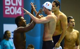 Medhy Metella, 22 ans, félicité par Fabien GIlot, 30 ans, après la victoire de la France sur le relais 4x100m lundi 18 août 2014 à Berlin.
