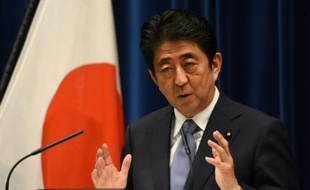 Shinzo Abe répond aux questions des journalistes, le 14 août 2015 à Tokyo