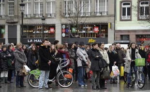 Minute de silence observée par la population le 8 janvier 2015 à Strasbourg