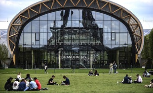 Le Grand Palais éphémère sur le Champ de Mars à Paris, avec le reflet de la Tour Eiffel.