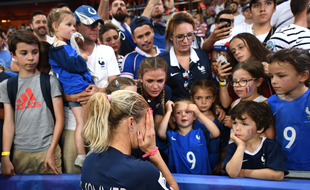 Eugénie Le Sommer, en larmes, après l'élimination de la Coupe du monde.