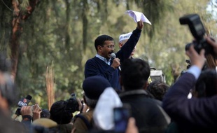 Le responsable de l'exécutif de la ville de New Delhi, un militant anticorruption ayant remporté les élections de la capitale en décembre, a entamé un sit-in lundi dans la capitale, entouré de plusieurs centaines de ses partisans, pour protester contre les défaillances de la police.