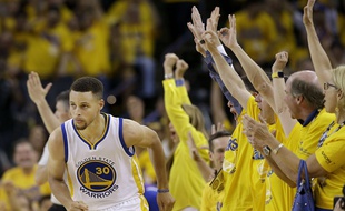 Stephen Curry et Golden State ont largement battu Cleveland en match 2 des finales NBA, le 5 juin 2016.