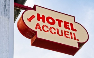 Panneau qui indique l'accueil d'un hôtel (illustration).