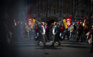 Un manifestant brandit un drapeau de la CGT, le 17 mars 2015 à Paris.