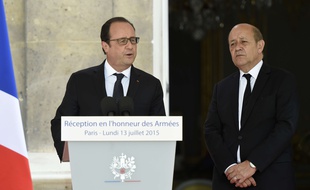 François Hollande, aux côtés du ministre de la Défense Jean-Yves Le Drian, le 13 juillet 2015.