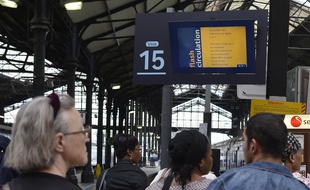 Des voyageurs en gare de Paris Saint-Lazare (Illustration).