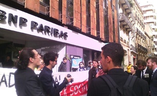 Manifestation des #NuitDebout devant les locaux de la BNP Paribas, le 20 avril 2015.