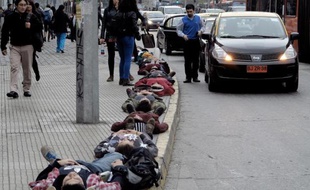Un millier de personnes se sont couchées en pleine rue mardi dans le centre de Santiago du Chili, en mémoire des disparus de la dictature d'Augusto Pinochet (1973-1990)