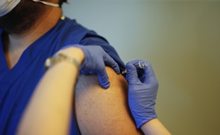 Un infirmier se faisant vacciner (illustration).