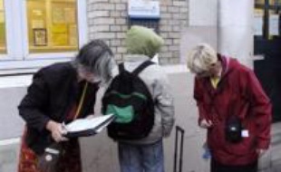 Une organisation de parents d'élèves français a lancé lundi une opération "pesée de cartables" afin d'alerter l'opinion sur le danger que constitue pour la santé des élèves le port de sacs de classe trop lourds, représentant fréquemment plus de 20% du poids d'un enfant.