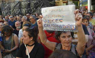 Des hommes et des femmes manifestent dans les rues de Pampelune, le 21 juin 2018.