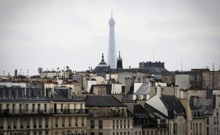 La tour Eiffel apparaît derrière des immeubles à Paris le 4 avril 2014