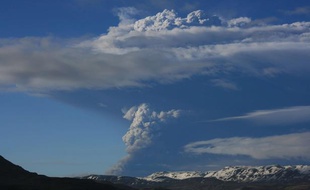 Le volcan Grimsvoetn est entré en éruption le 21 mai 2011, dans le sud-est de l'Islande