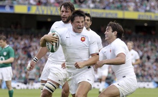 François Trinh-Duc après son essai contre l'Irlande, le 20 août 2011 à Dublin.