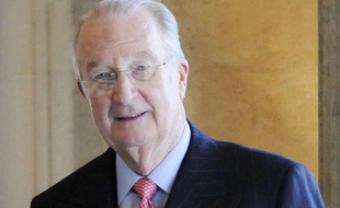 Le Roi des Belges, Albert II, pose pour les photographes au Palais royal de Laeken, près de Bruxelles, le 2 mars 2010.