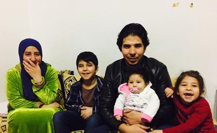 Armi entouré de sa femme et de ses trois enfants.