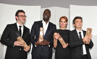 Le réalisateur de The Artist, Michel Hazanavicius, Omar Sy, Bérénice Bejo, le producteur Thomas Langmann, après la 37e cérémonie des César.