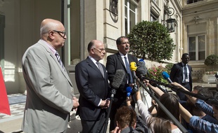Bernard Cazeneuve, entouré du secrétaire général du CFCM Abdallah Zekri (à g.) et du président du CFCM Anouar Kbibech (à dr.), lundi 1er août 2016.