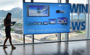 Un panneau montrant la nouvelle version de Microsoft "Windows 10" lors de son lancement à Séoul le 29 juillet 2015