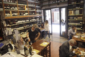 A compter du 9 juin, il sera possible pour les restaurants d'accueillir des clients à l'intérieur (Illustration)