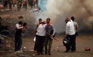 Le calme régnait samedi matin dans le secteur du ministère de la Défense au Caire, où un couvre-feu nocturne a été imposé après des affrontements entre manifestants et militaires qui ont fait deux morts et près de 300 blessés