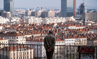 Un homme seul dans Lyon confiné, illustration