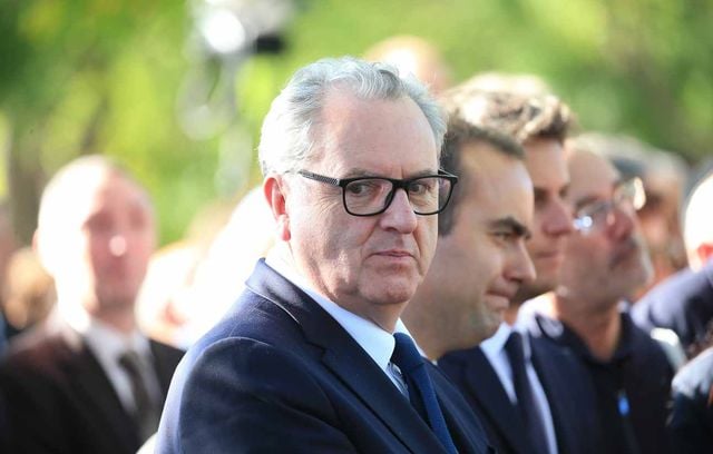 Tout juste ministre de la Cohésion des territoires, Richard Ferrand est débarqué en juin 2017 ; il est soupçonné de conflits d’intérêts. Cela débouche sur une mise en examen en 2019, alors qu’il est président de l’Assemblée. Sa relaxe pour prescription sera entérinée en 2022.