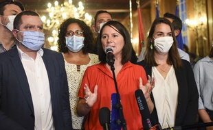 Johanna Rolland (au centre), le soir de sa réélection à la mairie de Nantes. A sa gauche, Bassem Asseh. A sa droite, Julie Laernoes.