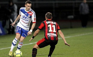 Anthony Réveillère face à Eric Bauthéac lors du match aller entre Lyon et Nice le 22 décembre 2012.