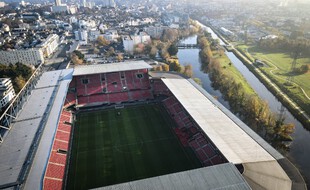 Vue aérienne de Rennes avec ici le Roazhon Park au premier plan.