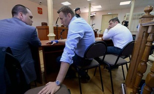 M. Navalny, l'une des figures les plus charismatiques de l'opposition, s'est vu accusé dans plusieurs affaires en quelques mois à peine.