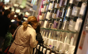 Les rayons cosmétiques du magasin Sephora des Champs-Elysées, le 28 septembre 2013 à Paris