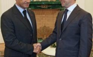 Le président français Nicolas Sarkozy et son homologue russe Dmitri Medvedev, qui a ordonné la fin des opérations contre la Géorgie, ont présenté mardi un plan pour régler le conflit russo-géorgien, Tbilissi demandant de son côté une "assistance militaire" à l'Otan.