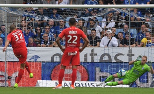 Matz Sels a stoppé le penalty de Skuletic juste avant la pause.