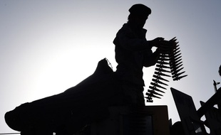 Illustation d'un membre des forces de sécurité à Kaboul manipulant des munitions, le 16 juin 2017 à Kaboul en Afghanistan