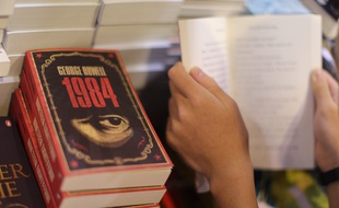 Une pile d'exemplaires du livre «1984» de George Orwell à Hong Kong, le 15 juillet 2015.