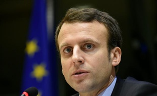 Le ministre de l'Economie Emmanuel Macron, s'exprime lors d'une conférence de presse à Bruxelles, le 15 février 2016