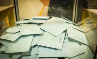 Des bulletins de vote dans une urne (illustration).