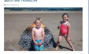 Les enfants ont posé devant ce qu'ils pensaient être une bouée échouée sur la plage, c'était en réalité une bombe.