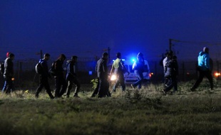 Des migrants près du site d'Eurotunnel à Coquelles près de Calais, le 2 août 2015