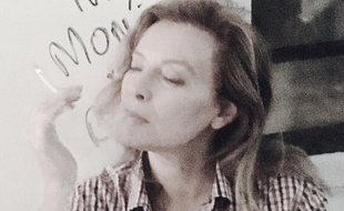 Valérie Trierweiler se met en scène sur son compte Twitter après la polémique sur la cigarette.