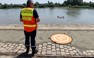 Le 25 juin, un membre des secours pilote un drone au-dessus de la Loire à Nantes, où Steve a disparu.