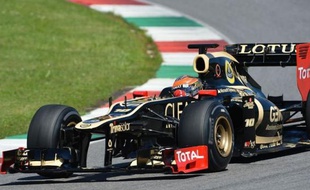 Le Français Romain Grosjean (Lotus) et le Japonais Kamui Kobayashi (Sauber) ont signé mercredi, ex-aequo au millième de seconde près, le meilleur temps de la 2e journée d'essais privés de Formule 1 disputée sur le circuit italien du Mugello, près de Florence.