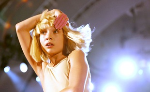 La jeune danseuse Maddie Ziegler est l'interprète du clip de la chanson Chandelier de Sia (ici lors d'un concert à Los Angeles le 24 octobre 2014)