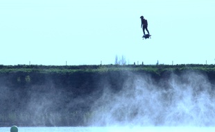 Franky Zapata lors de son essai du Flyboard Air.