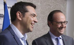 Le Premier ministre grec Alexis Tsipras et le président français François Hollande, lors de l'inauguration du nouveau canal de Suez, en Egypte, le 6 août 2015.